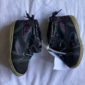 🩶3/$20 5/$30 7/$40🩶Girls Sz 5 Running Shoes